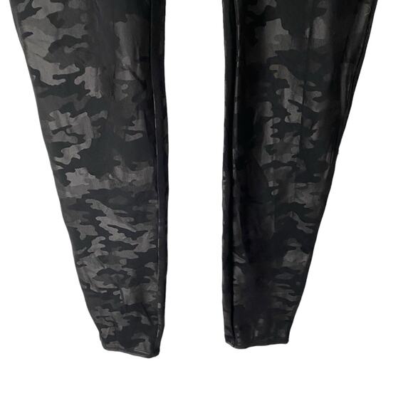 Spanx Faux Leather Matte Black Gray Camo Leggings size large - Picture 5 of 8